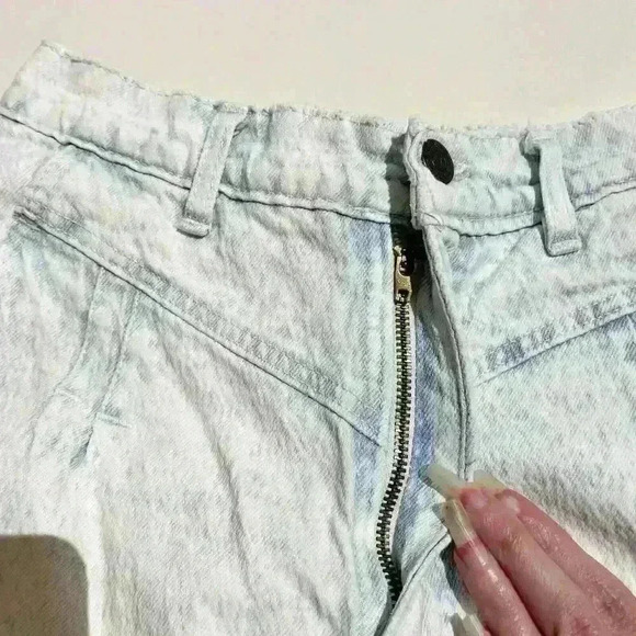 Vintage 80s Jean Shorts Pleated Blue Light Wash 24” Waist Bermuda Sunset Blues - Picture 8 of 11